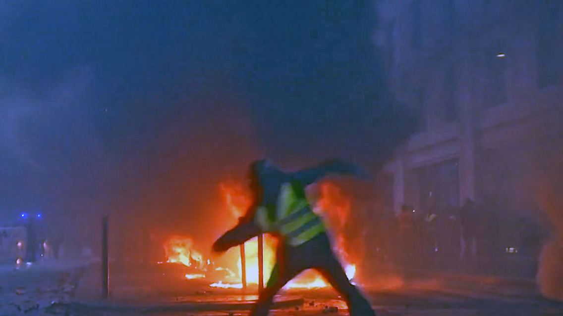 ParisGelbwestenFeuer.jpg