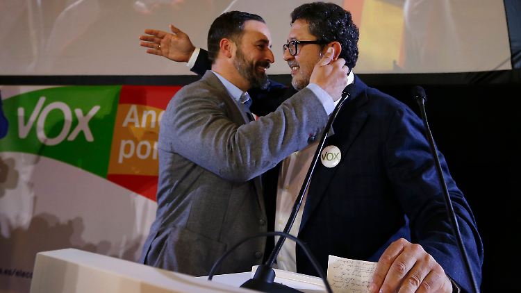 Der Chef der ultrarechten Partei Vox, Santiago Abascal (l.), und der andalusische Spitzenkandidat Francisco Serrano bejubeln das Ergebnis der Regionalwahl.