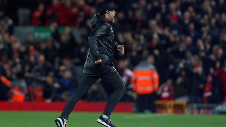 Lauf, Jürgen Klopp, lauf: Der Teammanager des FC Liverpool stürmt den Platz.