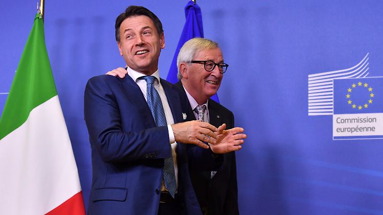 Man lacht vor den Kameras. Dabei hatten Giuseppe Conte und EU-Kommissionschef Jean-Claude Juncker hart verhandelt.