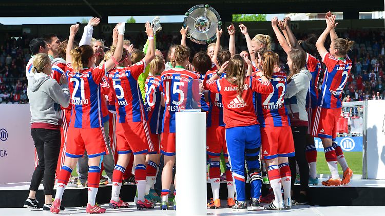 Die Frauenfußballmannschaft des FC Bayern München freute sich bisher drei Mal über die Meisterschale.
