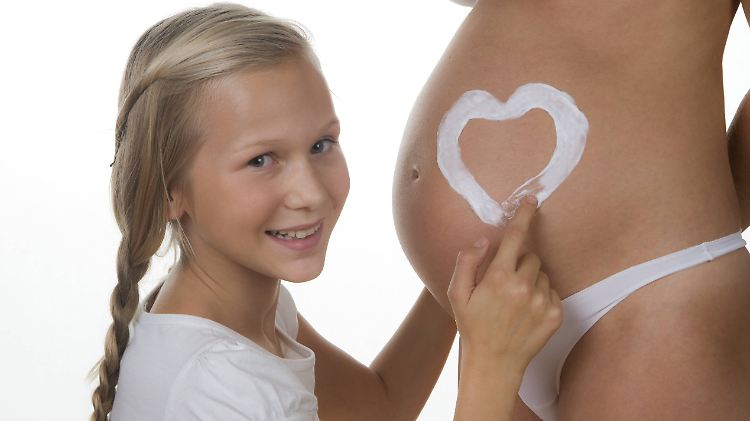 Man muss sich die Creme gar nicht auf den Bauch schmieren, um den Zeitpunkt der Geschlechtsreife des Ungeborenen zu beeinflussen.