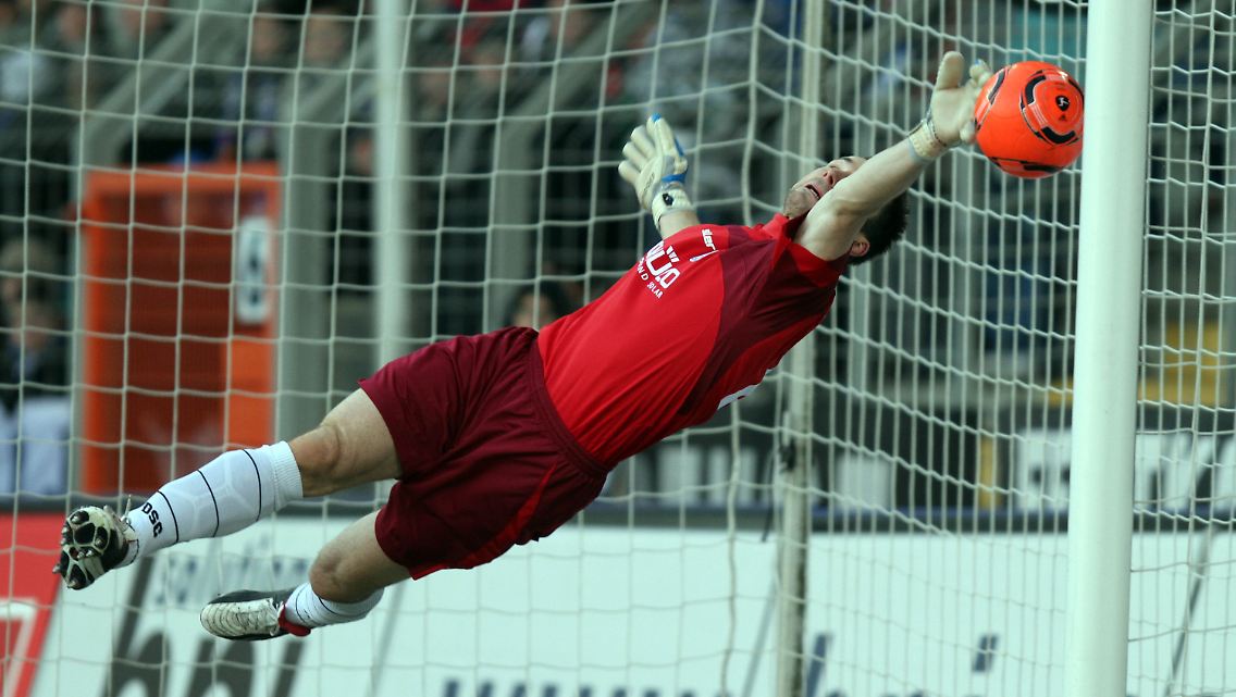 Es wird nicht besser: Vier Mal schlug der Ball hinter Bielefelds Torwart Dennis Eilhoff ein.