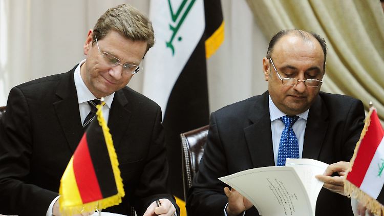 Westerwelle und der irakische Industrieminister Fausi al-Hariri unterzeichnen ein Abkommen über die Förderung und den Schutz von Kapitalanlagen und Anlegern.