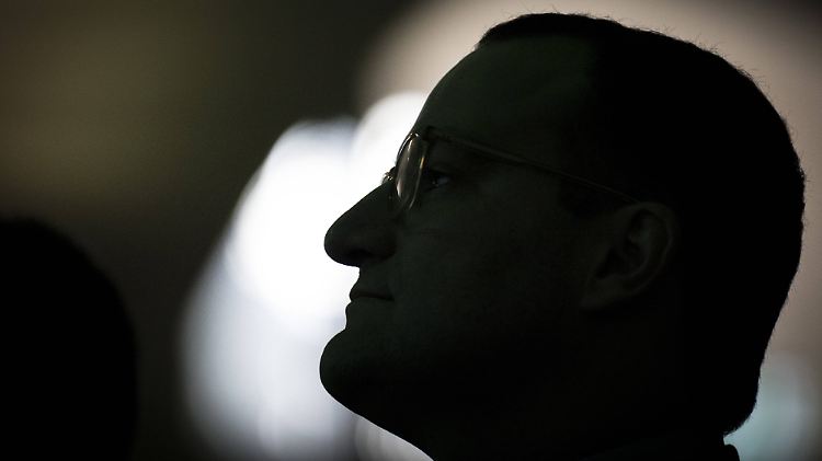 "Der Satz der Kanzlerin, 2015 dürfe sich nicht wiederholen, ist richtig", sagt Spahn. "Die Frage ist, was man daraus für politische Konsequenzen zieht."