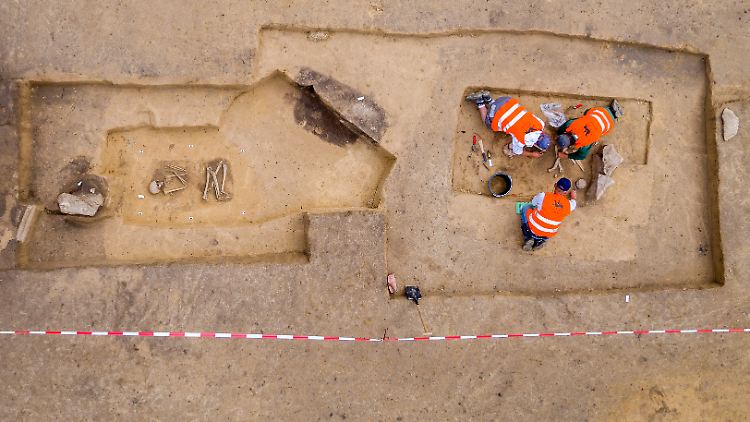Diese Steinzeit-Gräber wurden bereits im vergangenen Jahr in Sachsen-Anhalt entdeckt - sie sind einige Hundert Jahre jünger als das nun gefundene Grab.