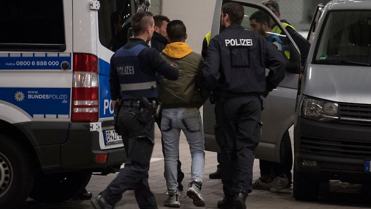 Die Männer wurden zum Teil in Handschellen und Fußfesseln zum Flugzeug gebracht.