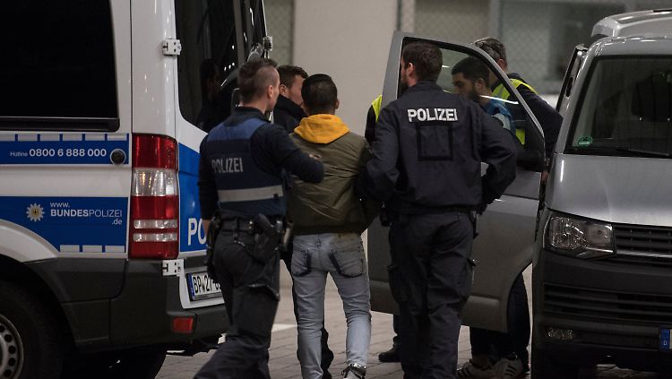 Ein neues Gesetz soll künftig Probleme bei Abschiebungen beheben.