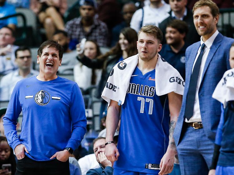 Da hat Mavs-Eigner Mark Cuban (l.) gut Lachen: Mit Luka Doncic und Dirk Nowitzki hat er zwei absoulute Topstars in seinem NBA-Team.