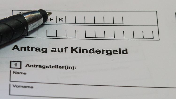 Um Streit zu vermeiden, sollten Eltern zeitnah prüfen, ob ein Anspruch auf Kindergeld besteht.