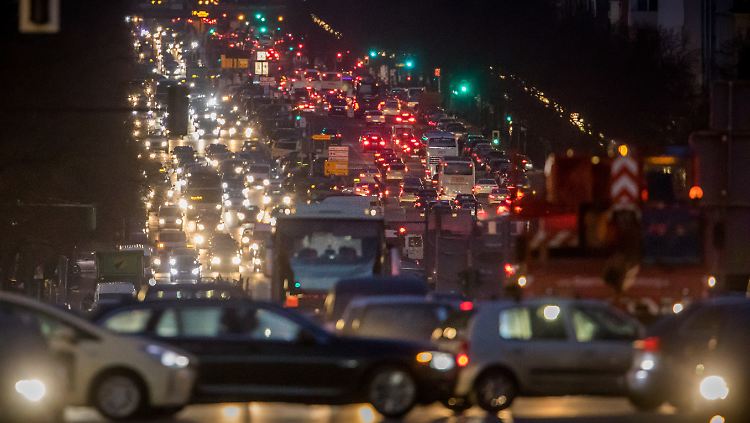Der Autoverkehr verursacht weltweit einen großen Teil der CO2-Emissionen.