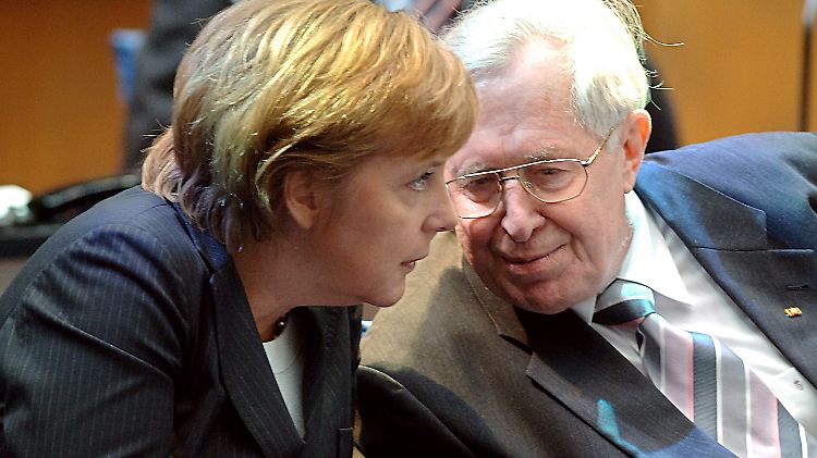Kurz vor Beginn ihrer 13-jährigen Kanzlerschaft: Bernhard Vogel und Angela Merkel im November 2005 im Gespräch.