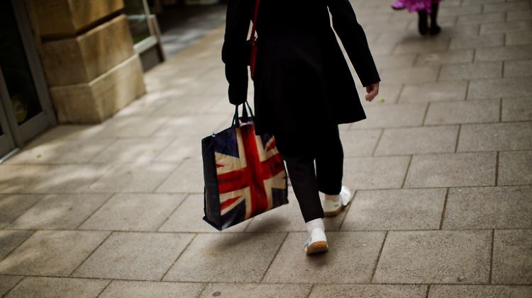 Aus Angst vor dem Brexit kaufen viele Briten nun deutlich mehr ein.