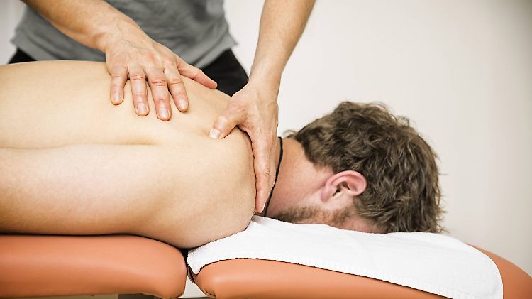 Bei Rückenschmerzen zum Beispiel helfen die Physiotherapeuten vielen Menschen weiter.