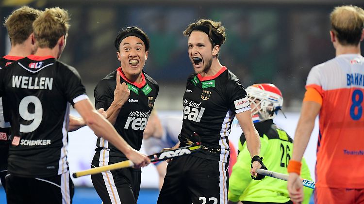 Das DHB-Team rund um Dan Nguyen Luong und Marco Miltkau jubelt über den Überraschungssieg gegen die Niederlande bei der Hockey-WM.