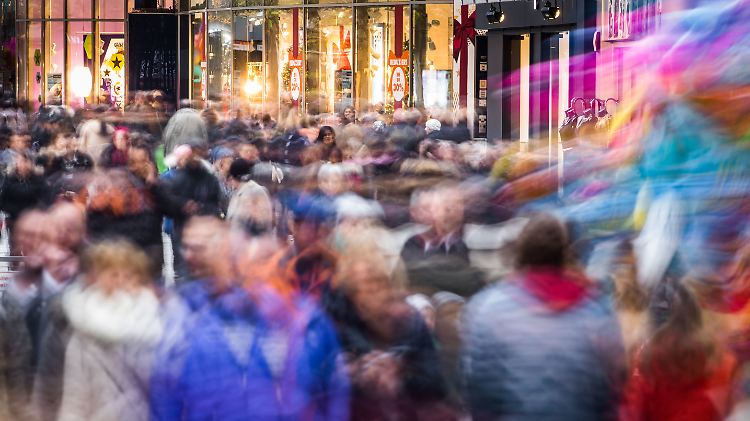 Besonders in der Vorweihnachtszeit sind die Innenstädte überfüllt - und die Warteschlangen lang.