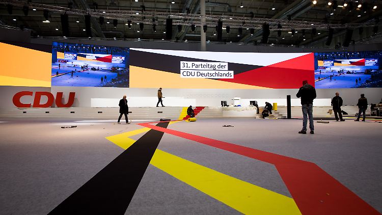 Es wird schon gewerkelt in der Hamburger Messehalle - zwei Tage vor dem 31. CDU-Parteitag. 