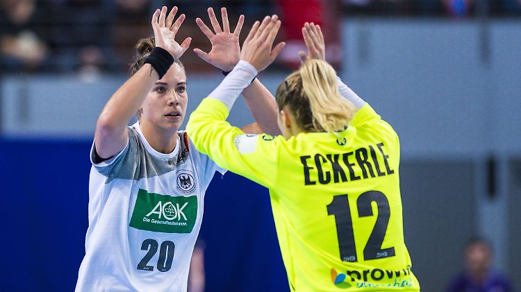 Torfrau Dinah Eckerle (r.) zeigte gegen Tschechien ihre beste Turnierleistung.