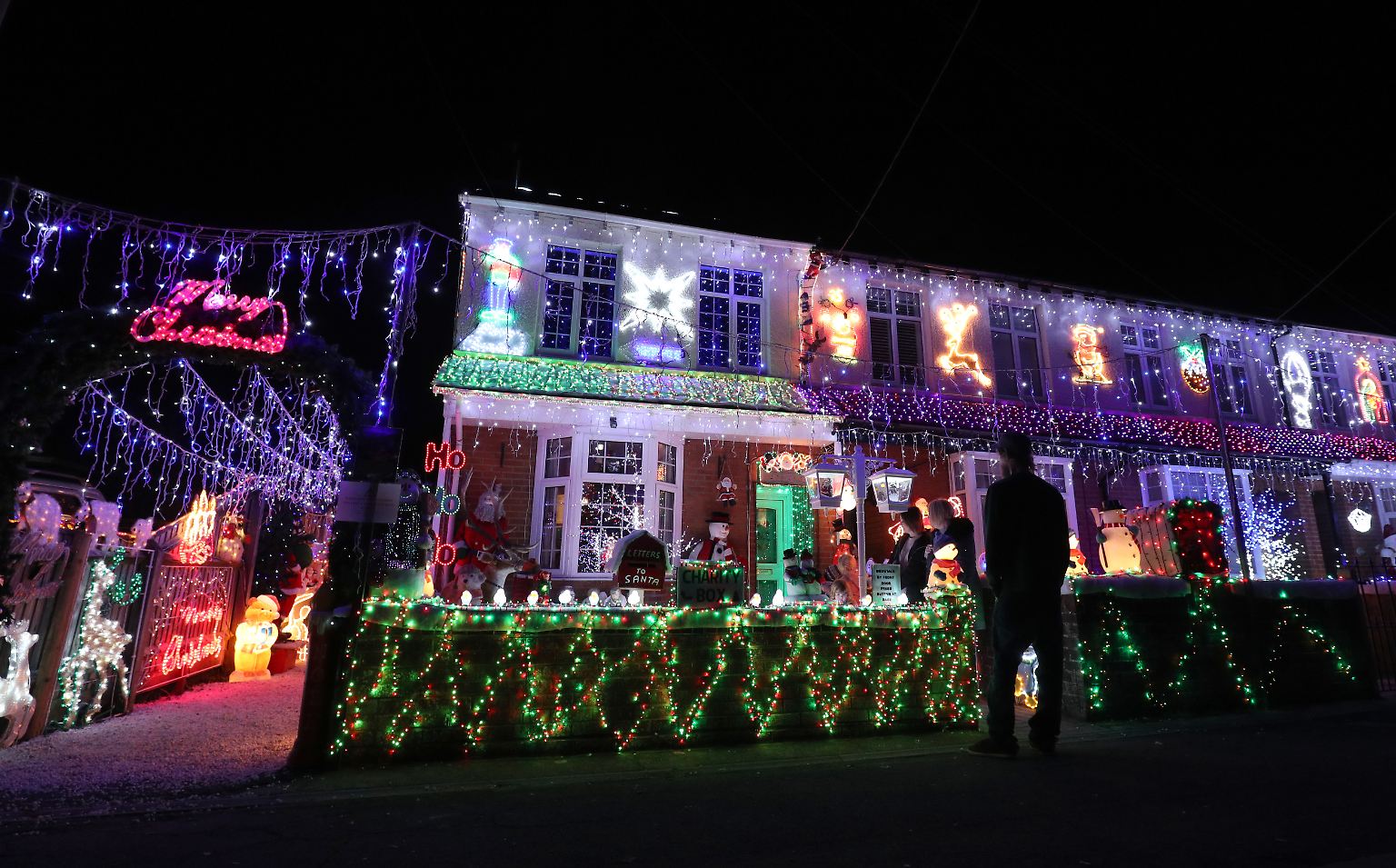 Ho, ho, ho! Einige Menschen drücken ihre Weihnachtsstimmung mit Lichterketten aus - mit vielen Lichterketten.