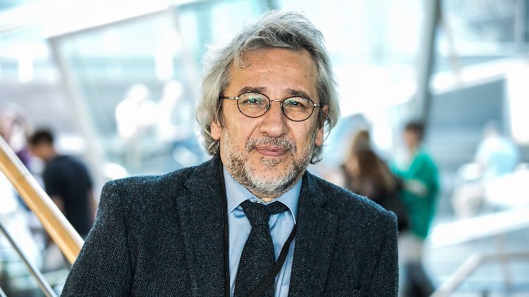 Gegen den Erdogan-kritischen Journalisten Can Dündar hat die Türkei einen Haftbefehl erlassen.
