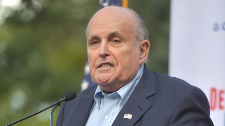 Trump-Berater Rudy Giuliani blamiert sich auf Twitter.