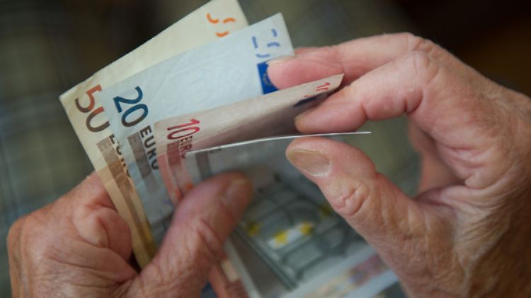 Eine ältere Frau zählt Geld: Die Zinsflaute geht an die Substanz mancher Pensionskassen. 
