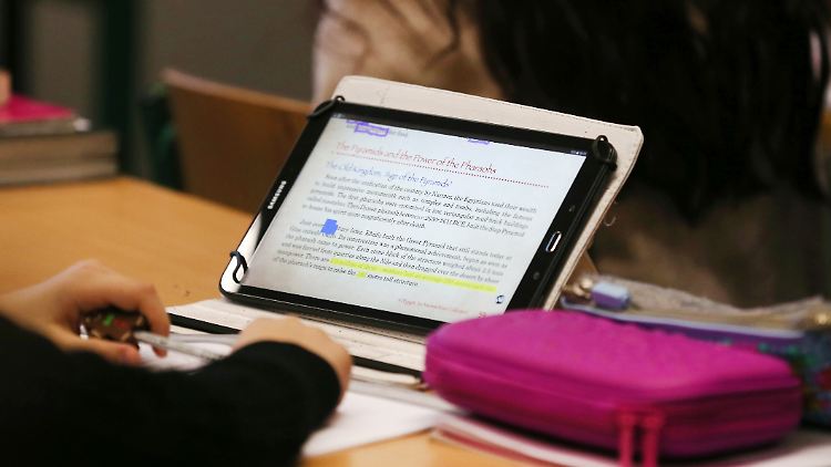 An vielen Schulen in Deutschland sind Laptops und digitale Lernmittel noch immer eine Seltenheit.
