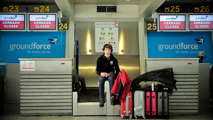 Ein Reisender wartet auf dem Flughafen von Bilbao.
