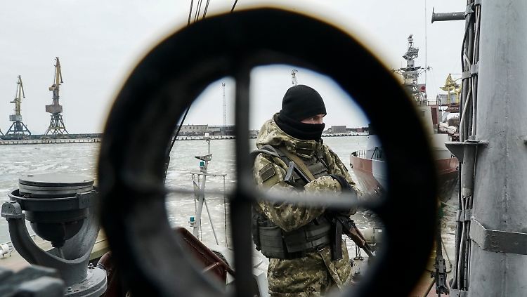 Ein ukrainischer Offizier steht an Bord eines Küstenwachschiffes im Hafen von Mariupol am Asowschen Meer.
