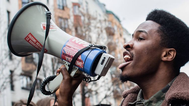 Wie hier in Paris protestierten Schüler und Studenten landesweit gegen höhere Gebühren und erschwerten Zugang.