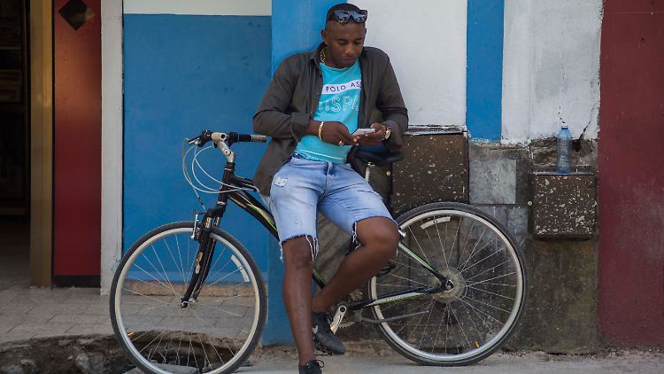 Erstmals können Kubaner und ihre Besucher Datenpakete für ihre Smartphones kaufen. Vorausgesetzt, sie können sie sich leisten.