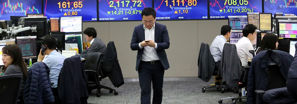 In Asien lässt der Abwärtssog an den Börsen nach: Beseitigt sind die Auslöser noch nicht.