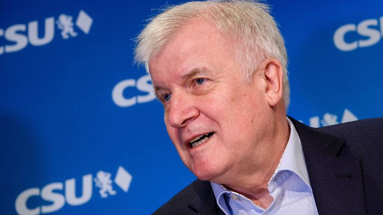 "Wir alle werden sie noch sehr vermissen", sagt Horst Seehofer über Angela Merkel.