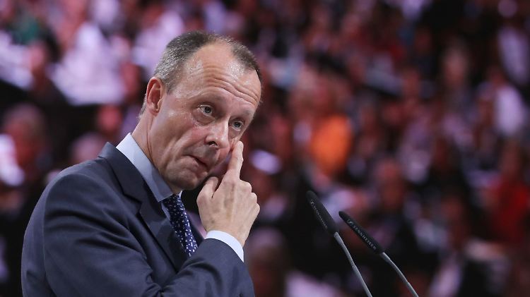 Friedrich Merz muss sich auf dem CDU-Parteitag der bisherigen Generalsekretärin Annegret Kramp-Karrenbauer geschlagen geben.