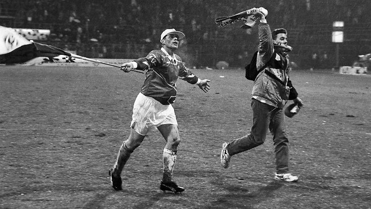 Uli Borowka macht es wie die Fans: Er läuft jubelnd durchs Weserstadion.