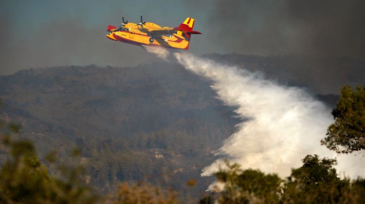 Dieses griechisches Löschflugzeug ist bereits im Einsatz.