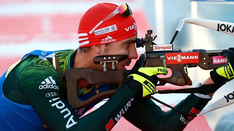 Gleich beim ersten Schießen trifft Arnd Peiffer nur drei von fünf Scheiben.