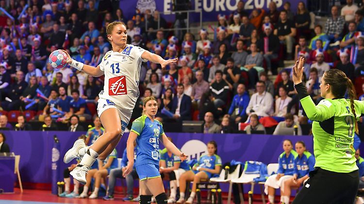 Auch die Gastgeberinnen aus Frankreich sind von den Spielverlegungen bei der Handball-EM betroffen.