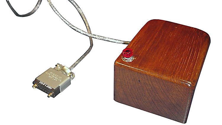 Die erste Maus bestand aus einem klobigen Holzkästchen mit Strippe, einer roten Taste zum Klicken und einem Rad, das die Bewegungen des Geräts auf dem Bildschirm umsetzte.