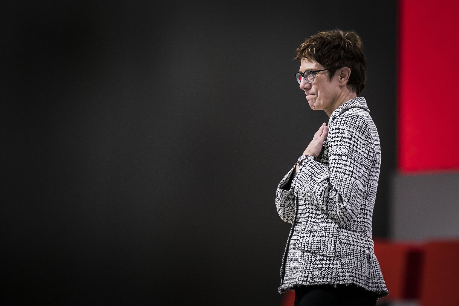Wenige Minuten vor 17 Uhr am Abend des 7. Dezember 2018 steht es fest: Annegret Kramp-Karrenbauer ist die neue Vorsitzende der CDU - und sichtlich gerührt von ihrem Erfolg.