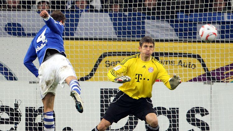 Der Schalker Höwedes köpft zum 2:0 ein.