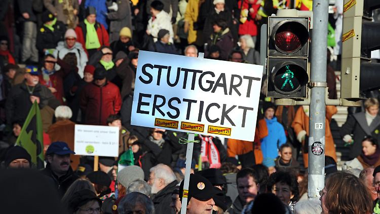 Tausende Menschen gingen wieder gegen Stuttgart 21 auf die Sraße.