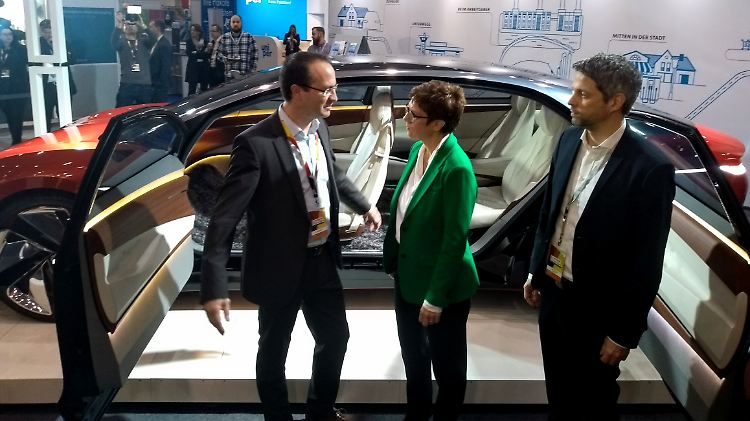 Annegret Kramp-Karrenbauer bei einer kleinen Autoschau.