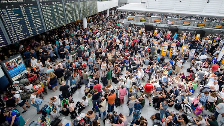 Zahlreiche Fluggäste warten am Münchener Flughafen am Terminal 2 auf ihre Flüge.