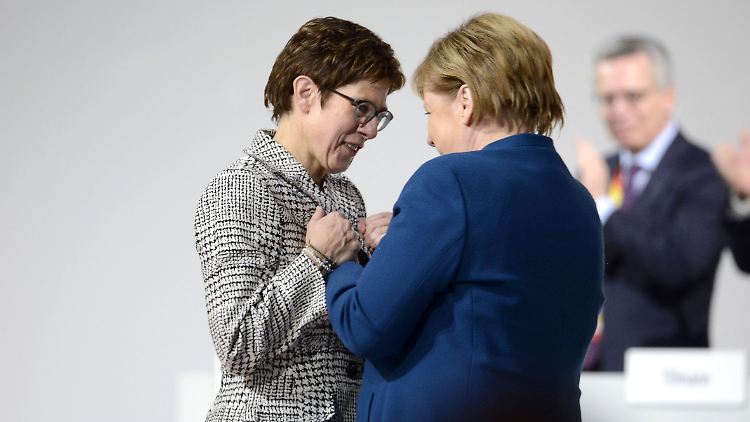 Annegret Kramp-Karrenbauer und Kanzlerin Angela Merkel.