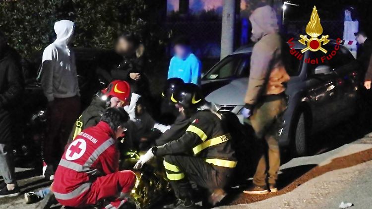 Zahlreiche Rettungskräfte kümmerten sich vor Ort um die Verletzten.