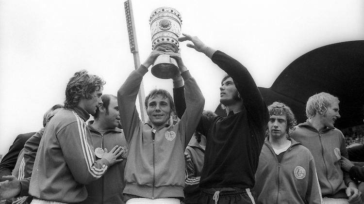 Stan Libuda (mit Pokal) spielte für beide Revierklubs - und das äußerst erfolgreich.