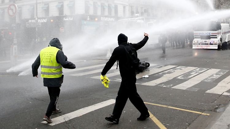 Wasserwerfer und Tränengas sind die Antwort an die Demonstranten. 