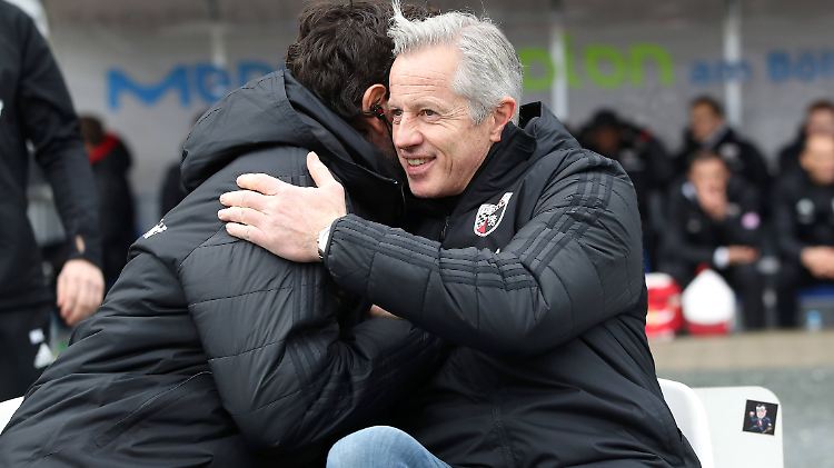 Jens Keller kann bei seinem ersten Einsatz auf der Bank des FC Ingolstadt immerhin einen Punkt verbuchen.