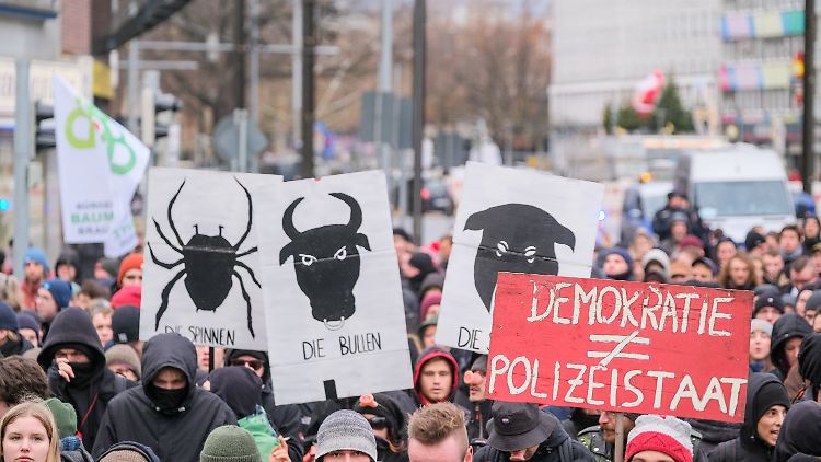 Mit dem neuen Gesetz soll die Polizei mehr Befugnisse zur Terrorabwehr und gegen Alltagskriminalität bekommen.